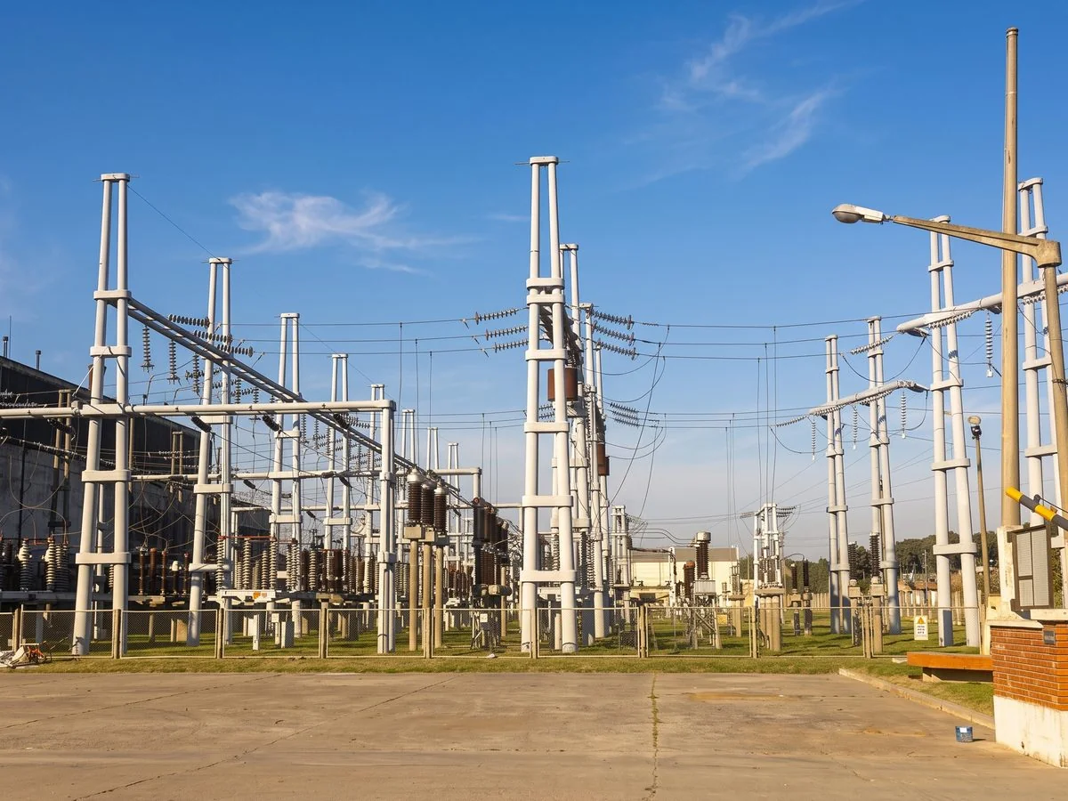 Playa de maniobras de una central eléctrica, con pórticos y equipos de alta tensión