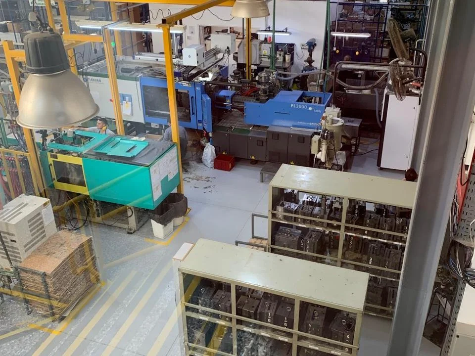 Planta industrial con líneas de máquinas de producción