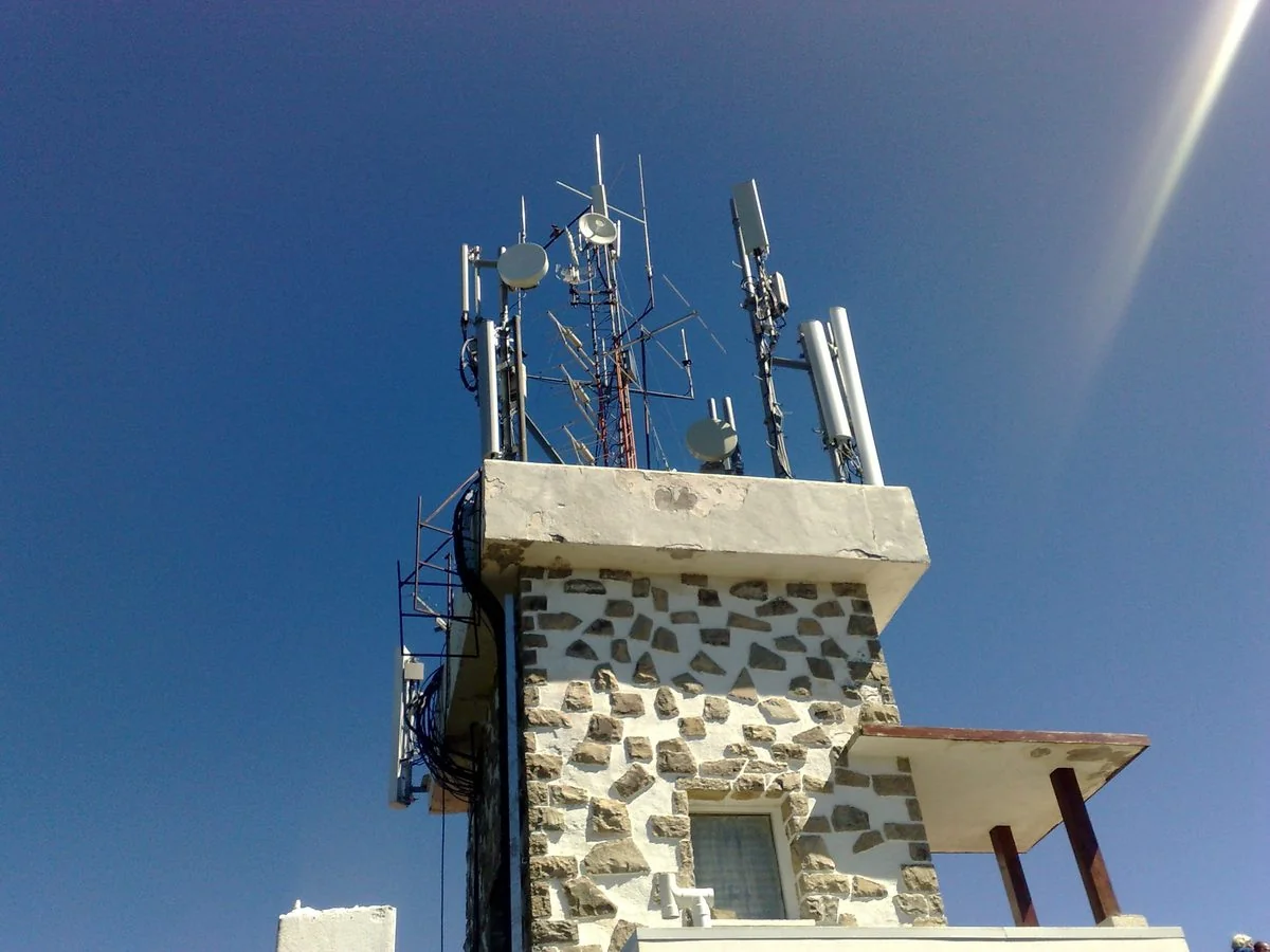 Torre de telecomunicaciones con antenas celulares y de microondas