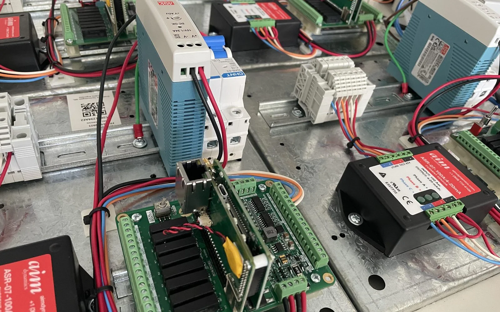 Placas electrónicas, fuentes de alimentación y módulos de adquisición montados sobre riel DIN