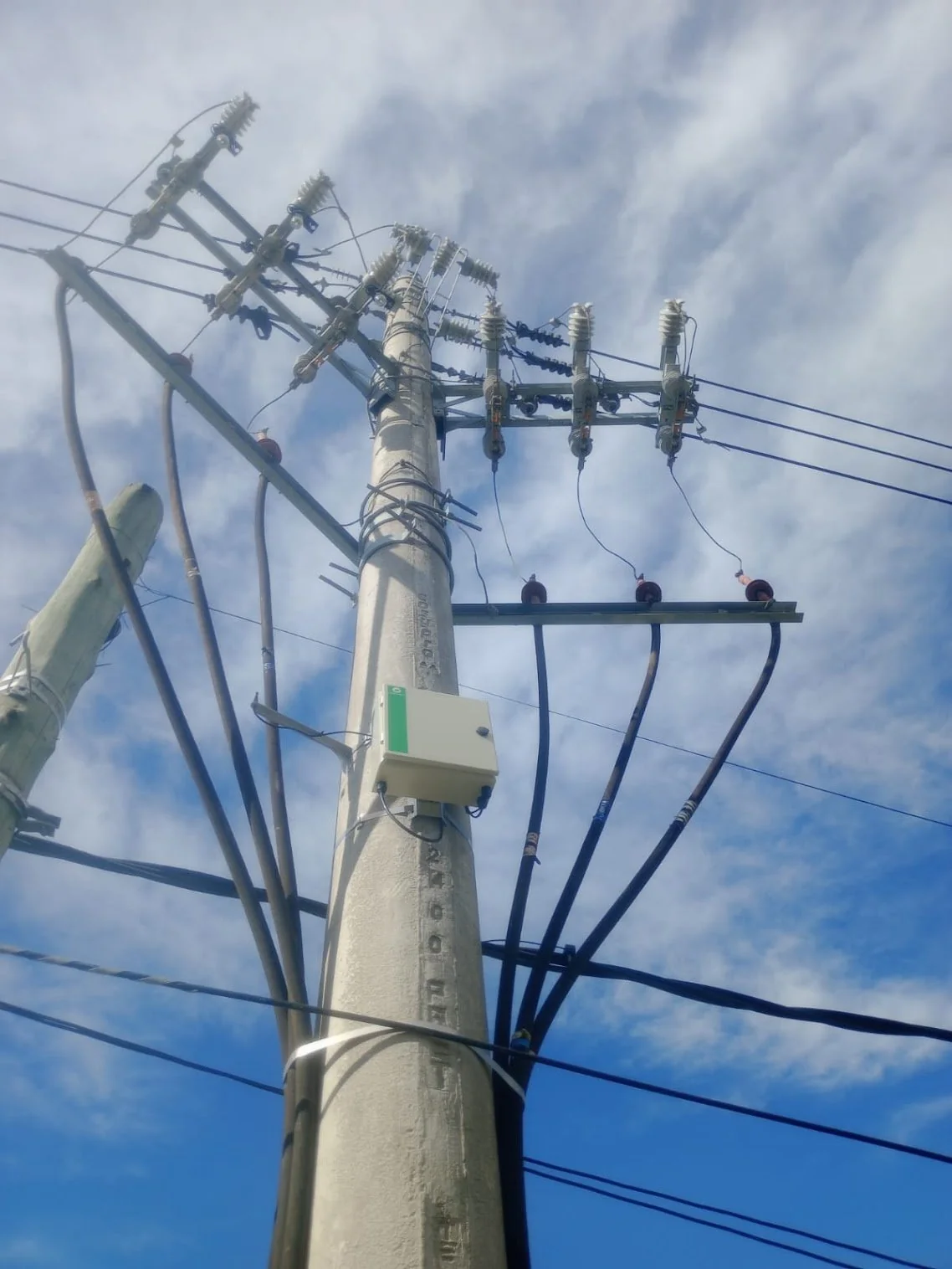 Indicador de paso de falla montado en un poste de una línea aérea de media tensión
