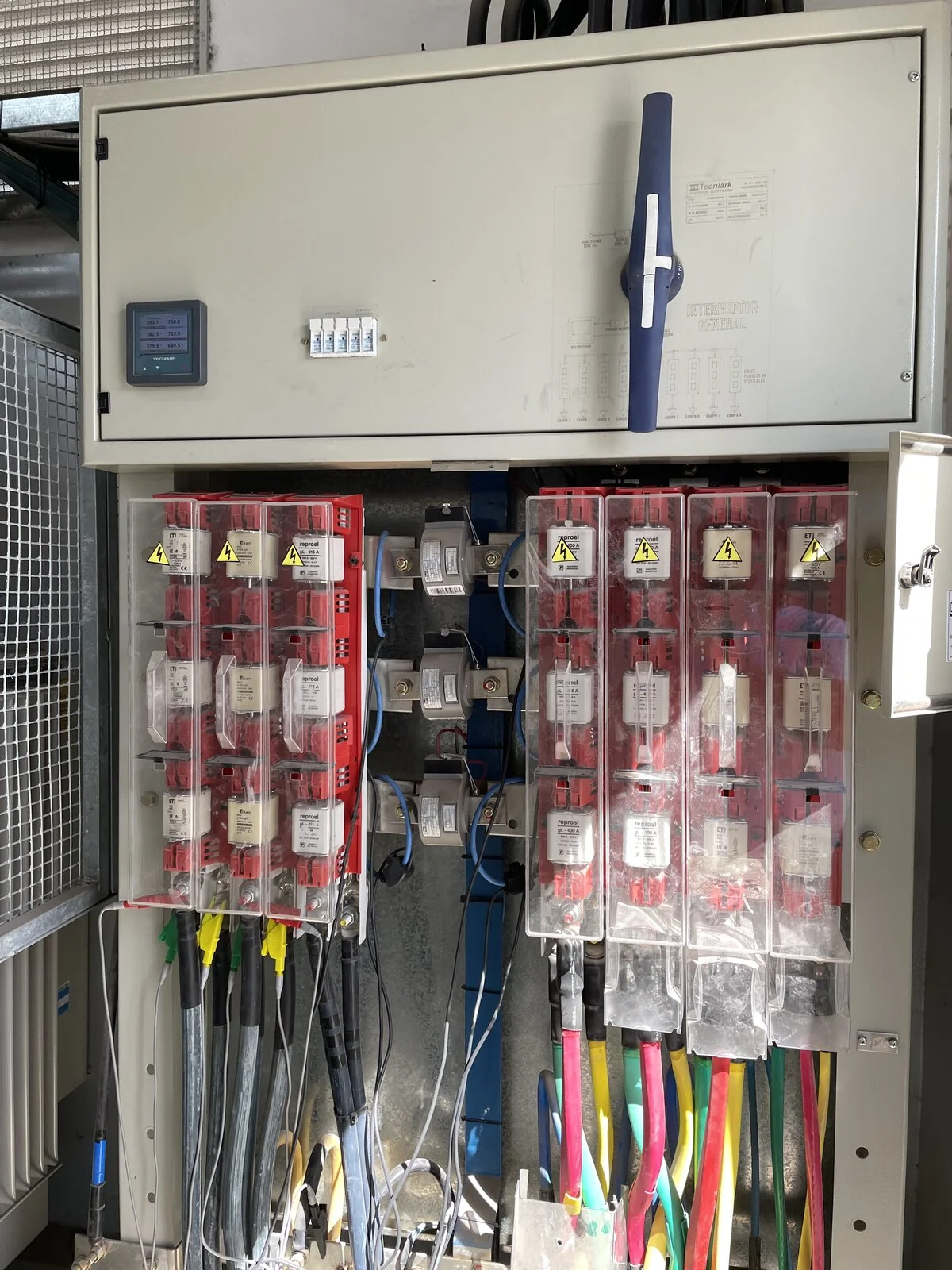 Tablero de baja tensión con bases portafusibles y cableado de salida